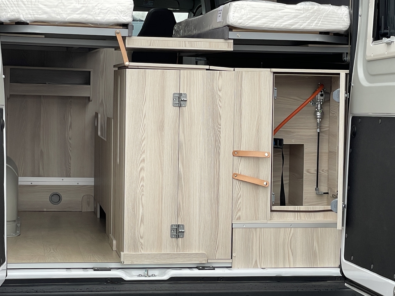 Camper Van Three **180 PS** **AUTOMATIK** Three **180 PS** **AUTOMATIK**- Photo 5