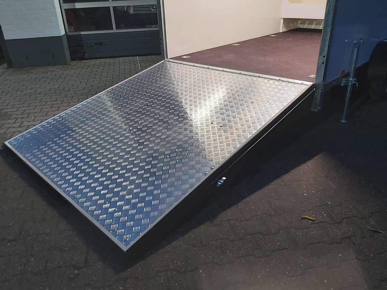 Caravan Koffer Sport Camp TFS 360.01 360x200x210cm aero Seitentür Heckrampe Fenster Bett (L) 100kmH 1300kg Koffer Sport Camp TFS 360.01 360x200x210cm aero Seitentür Heckrampe Fenster Bett (L) 100kmH 1300kg- Photo 4