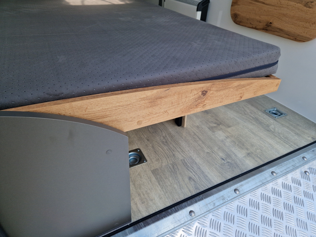 Caravan Koffer Camp TFS ST 320.01 320x150x180cm Premium Rampe Seitentür Fenster Bett 1300kg 100km/H Koffer Camp TFS ST 320.01 320x150x180cm Premium Rampe Seitentür Fenster Bett 1300kg 100km/H- Photo 4