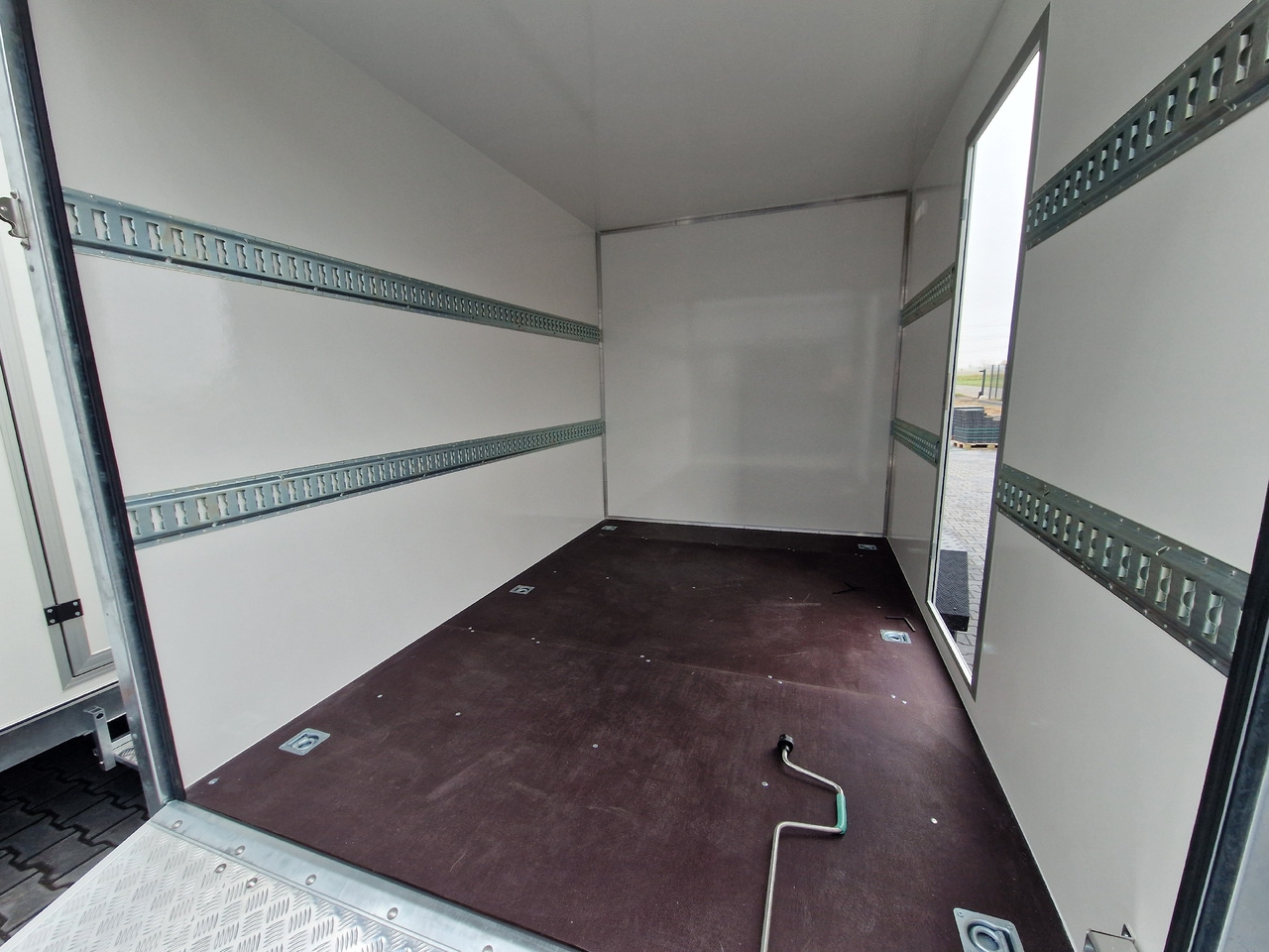 Wohnwagen Koffer Sport Camp TFS 550.01 550x200x210cm Laderaum ST & Wohnabteil 2700kg Koffer Sport Camp TFS 550.01 550x200x210cm Laderaum ST & Wohnabteil 2700kg- Photo 5