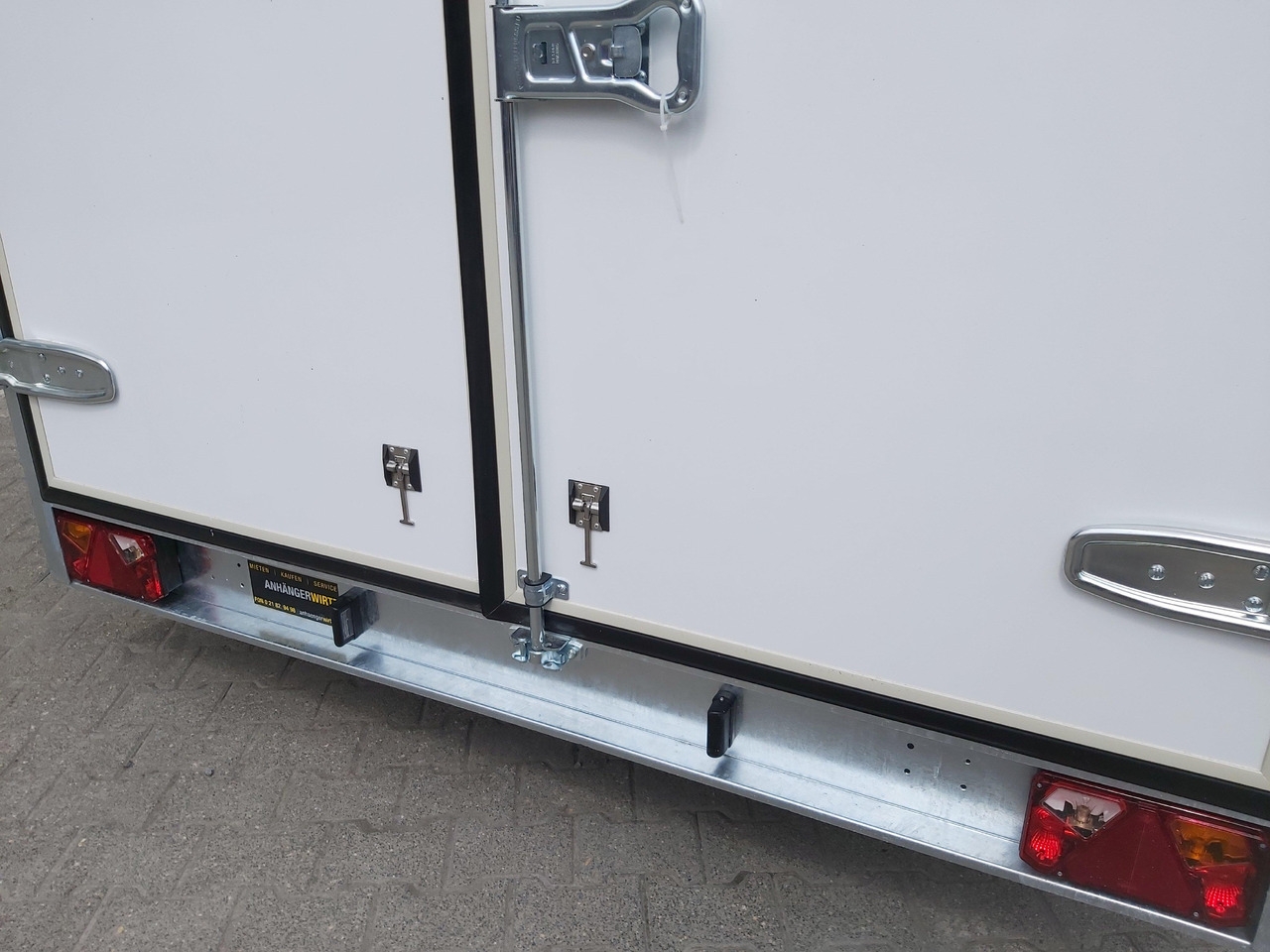 Wohnwagen Koffer Sport Camp TFS 360.00 360x200x210cm aero Seitentür Fenster Bett (L) 1300kg 100km/H Koffer Sport Camp TFS 360.00 360x200x210cm aero Seitentür Fenster Bett (L) 1300kg 100km/H- Photo 5