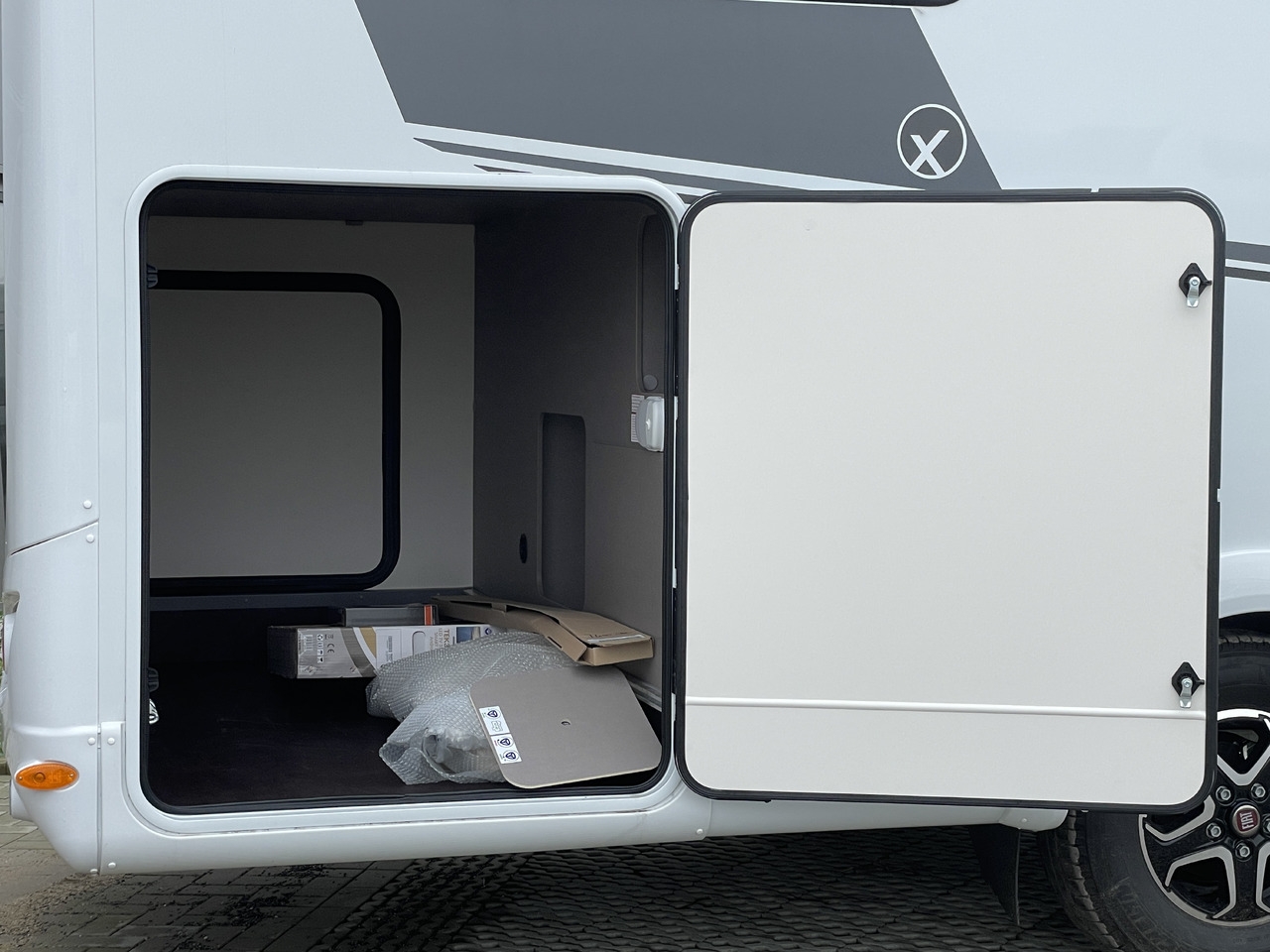 Integrated motorhome I 7400 SBC | **Auflastung 3650 Kg*Automatik*Hubbett** I 7400 SBC | **Auflastung 3650 Kg*Automatik*Hubbett**- Photo 4