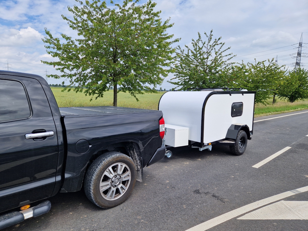 Wohnwagen Cargo Base Camp offroad M 290x148x128cm Solar Akku 12 Volt Reeling 1350kg 100km/H Cargo Base Camp offroad M 290x148x128cm Solar Akku 12 Volt Reeling 1350kg 100km/H- Photo 2