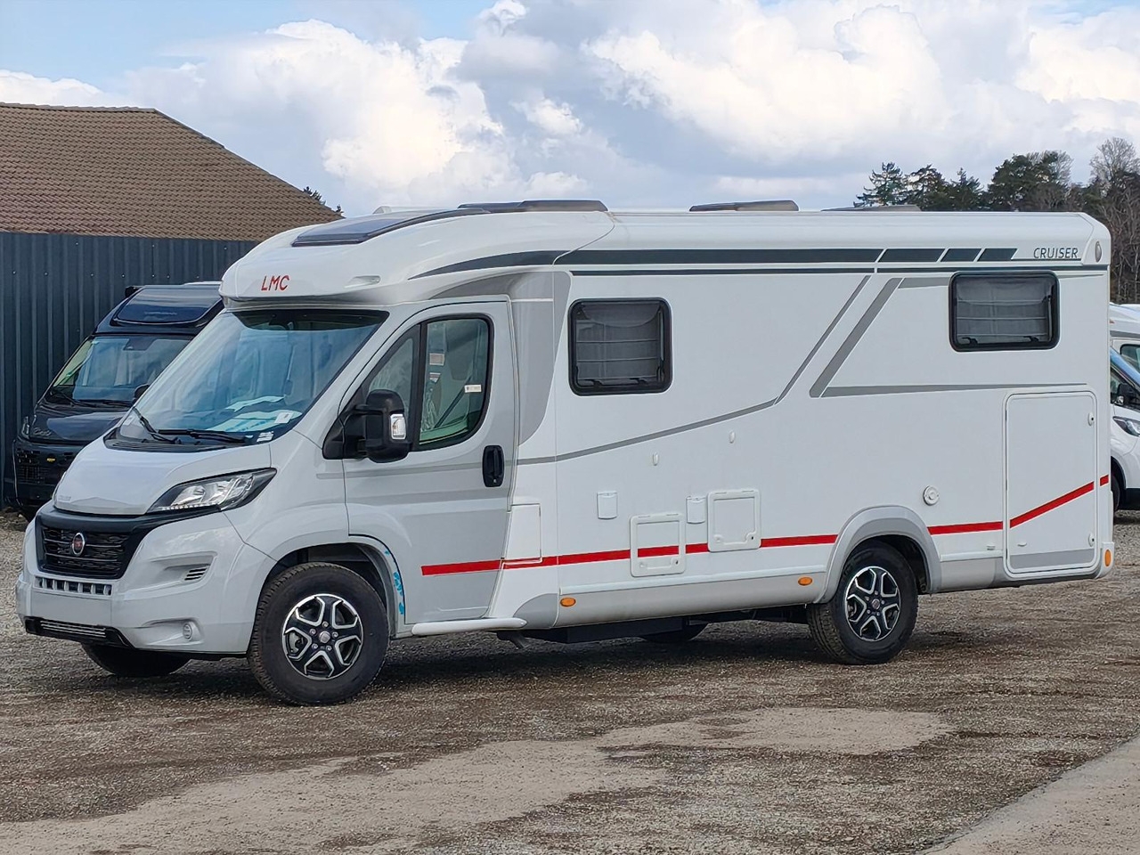 Teilintegriertes Wohnmobil LMC Cruiser V 646 G, Längsbetten, Navi,Automatik LMC Cruiser V 646 G, Längsbetten, Navi,Automatik- Photo 3